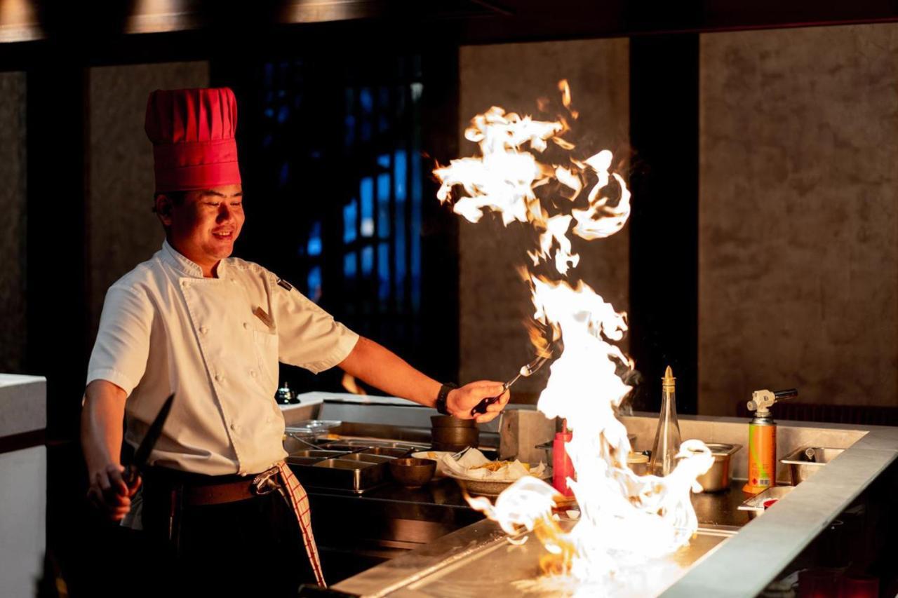 Jw Marriott Khao Lak Resort And Spa Εξωτερικό φωτογραφία A chef cooking with a flaming wok