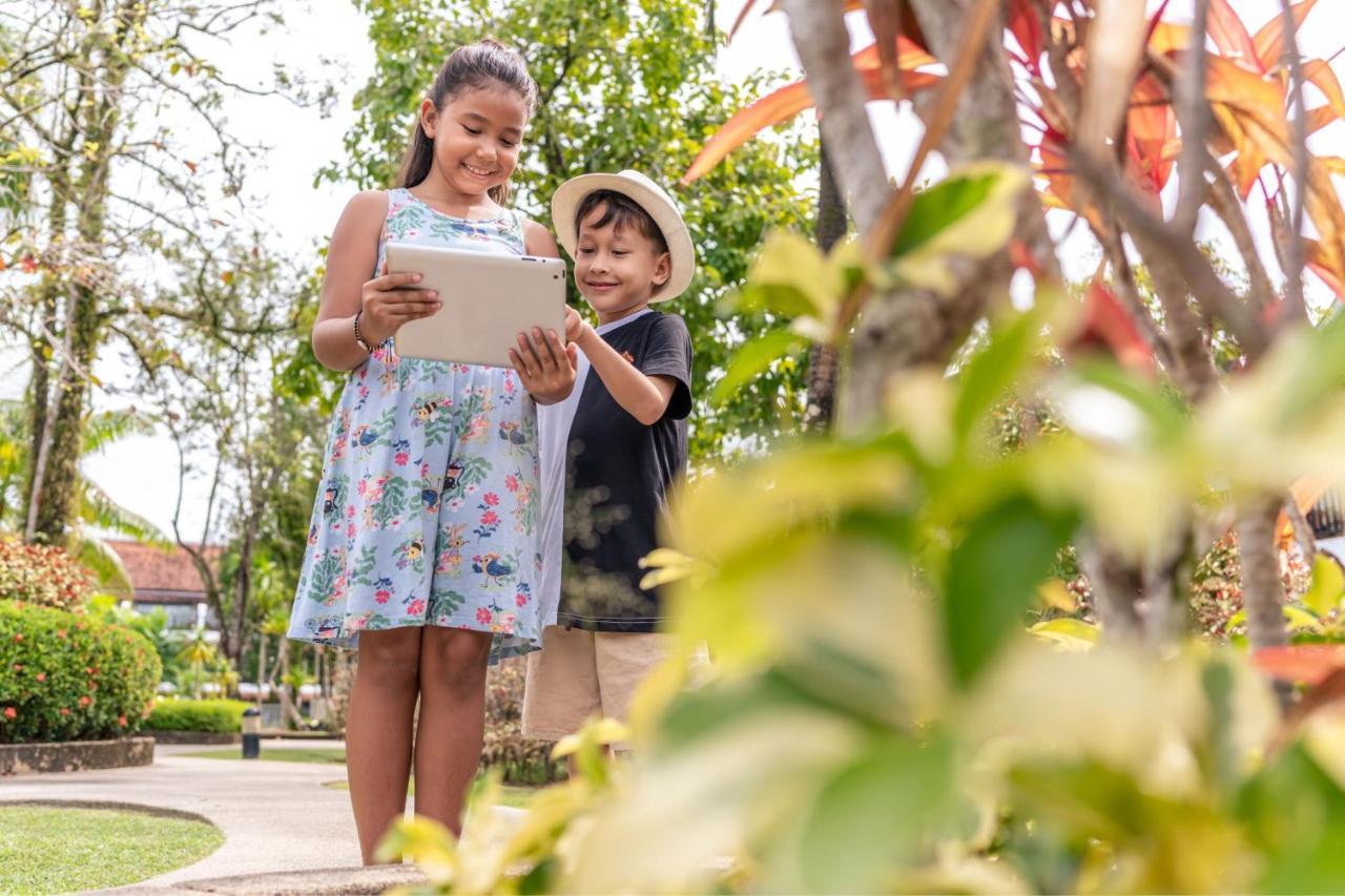 Jw Marriott Khao Lak Resort And Spa Εξωτερικό φωτογραφία Children using a tablet