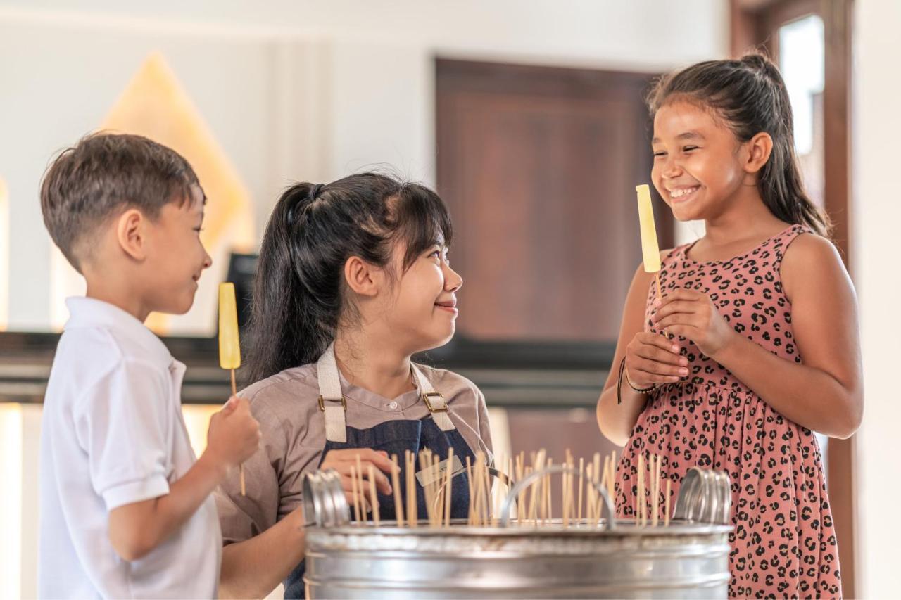 Jw Marriott Khao Lak Resort And Spa Εξωτερικό φωτογραφία Students at the school