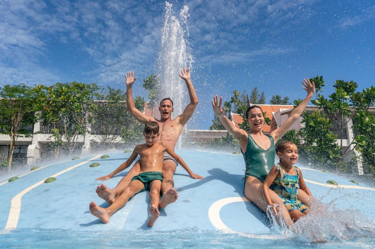 Jw Marriott Khao Lak Resort And Spa Εξωτερικό φωτογραφία Family at Splash Jungle Water Park