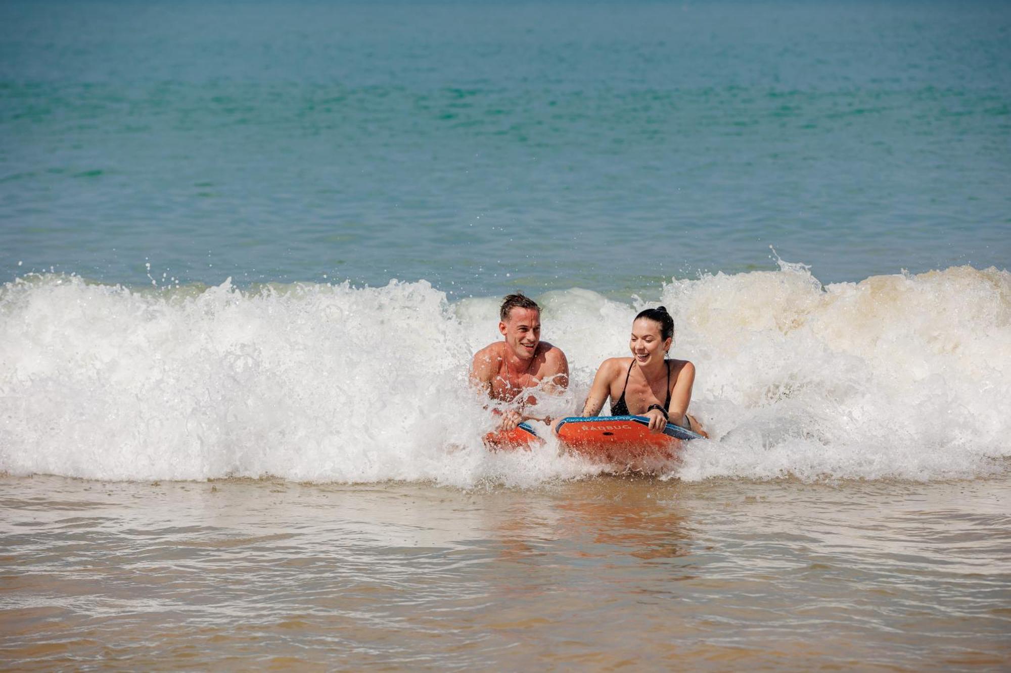 Jw Marriott Khao Lak Resort And Spa Εξωτερικό φωτογραφία Bodyboarding in the waves