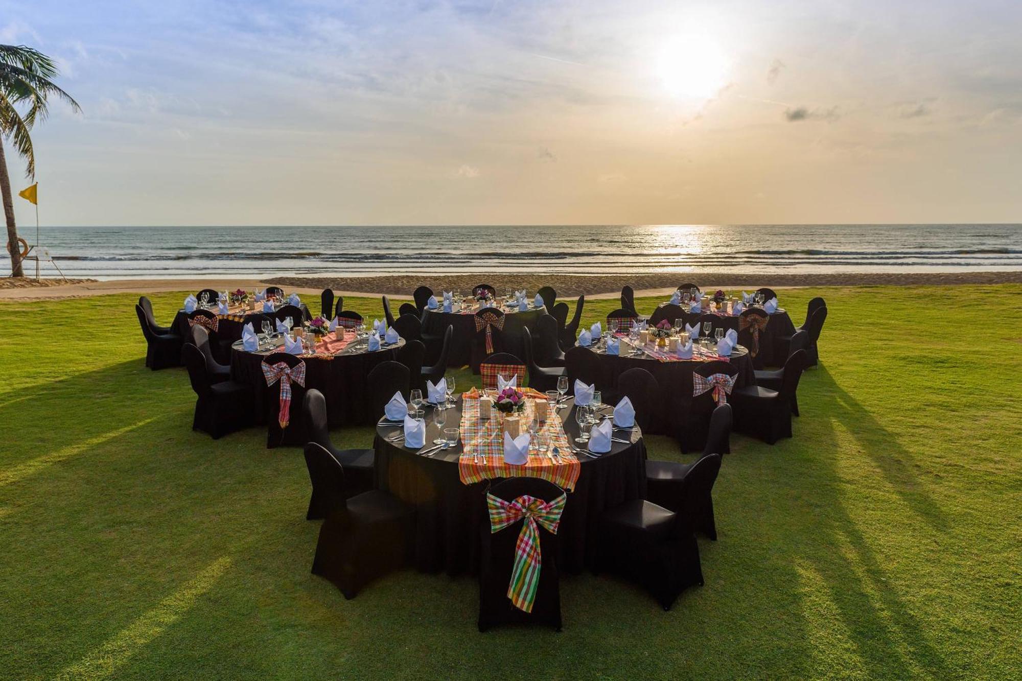 Jw Marriott Khao Lak Resort And Spa Εξωτερικό φωτογραφία The lawns at the Taj Bengal
