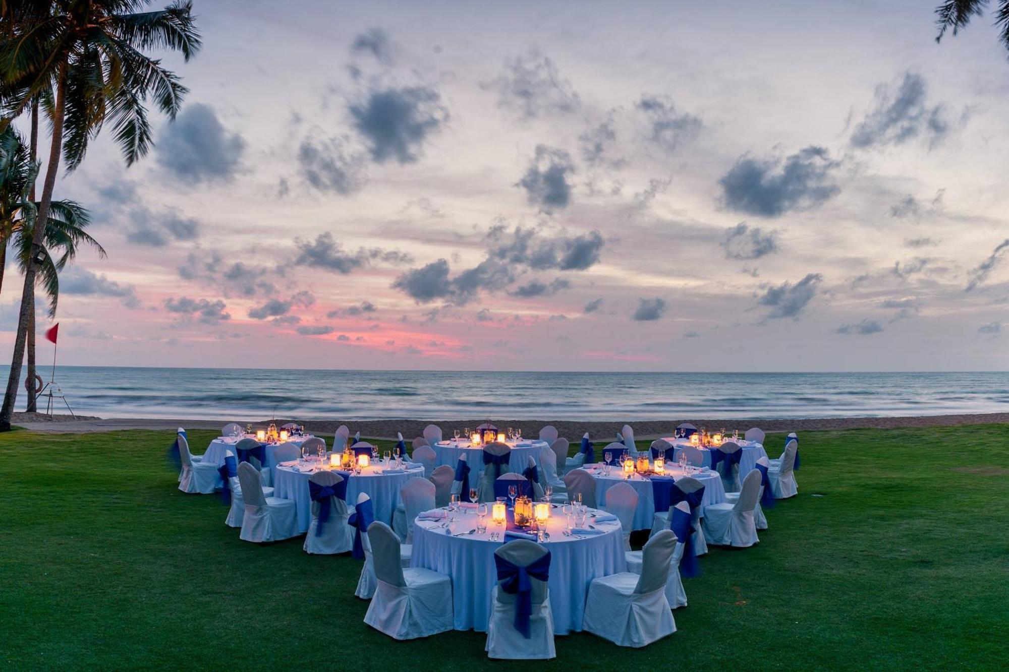 Jw Marriott Khao Lak Resort And Spa Εξωτερικό φωτογραφία The Beachfront Lawn